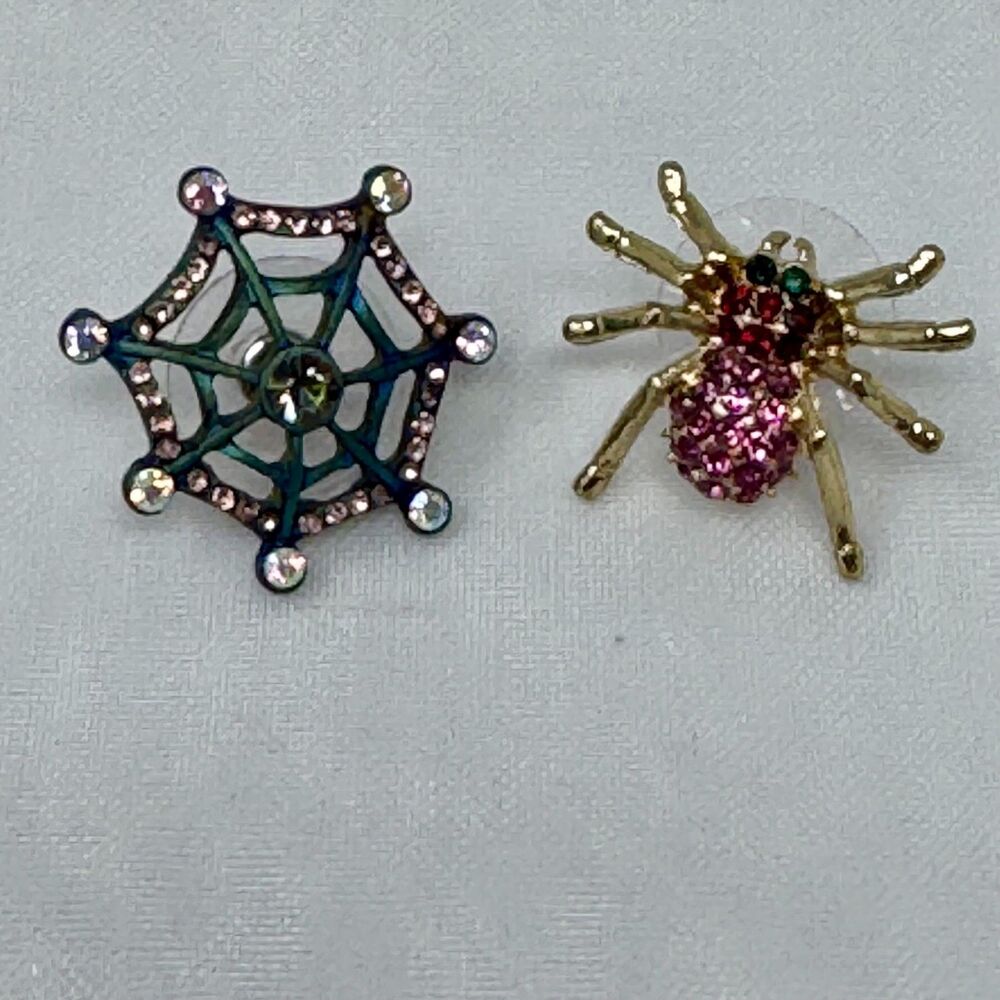 BETSEY JOHNSON And Boo To You Spider Mismatch Spiderweb Stud Earrings
